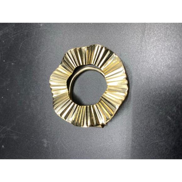 Vintage JERI-LOU Signed Gold Tone Scarf Clip Scalloped Design - Picture 3 of 4